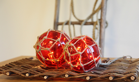 Marin Glasboll Fiskekula med ljusslinga. 12 cm. Röd