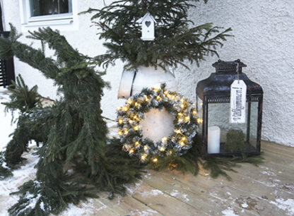 Vacker Krans med snö. 50 cm. 30LED