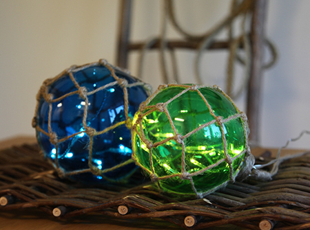 Marin Glasboll Fiskekula med ljusslinga. 12 cm. Blå