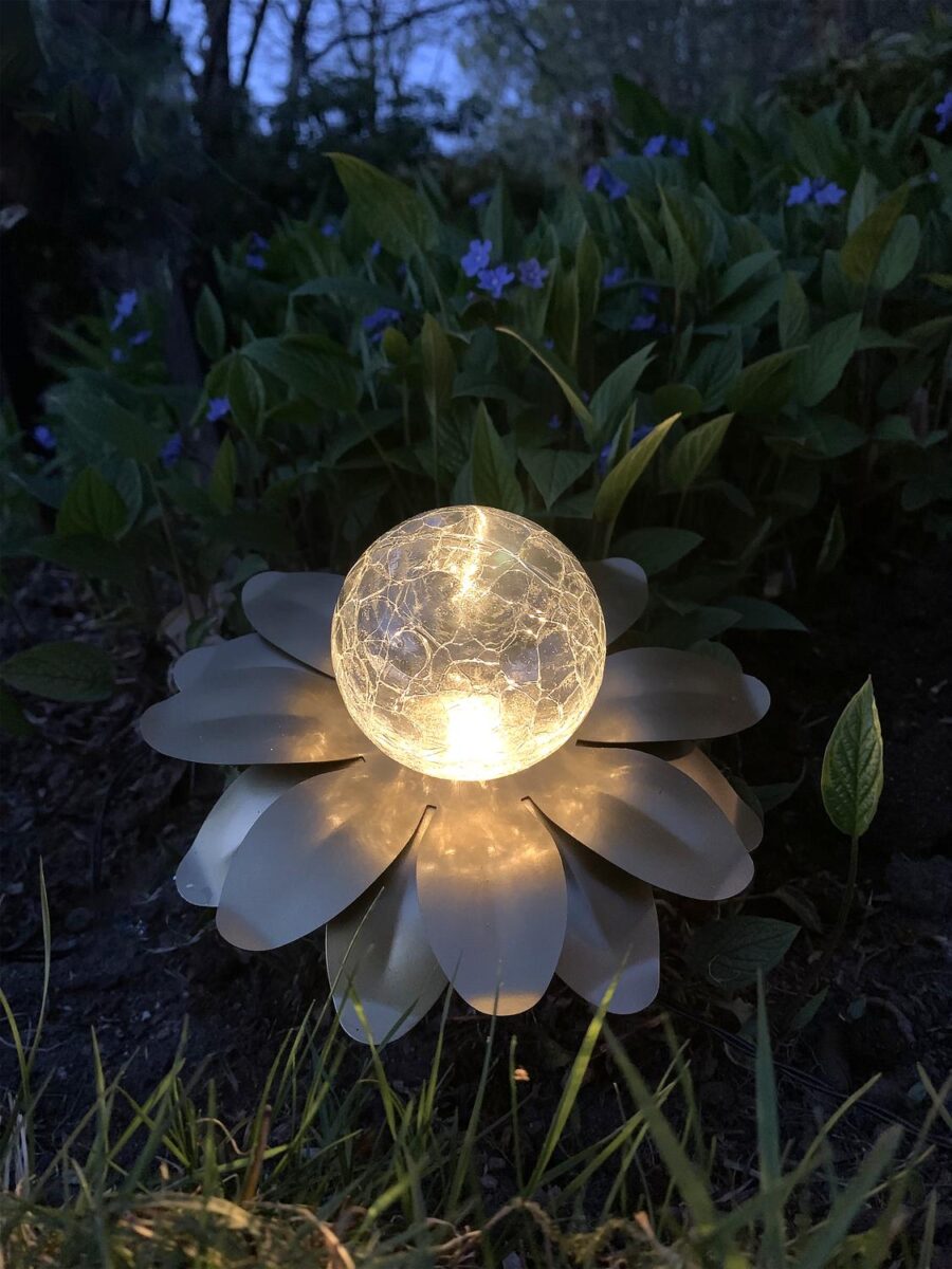 Lilly Solar Garden Light